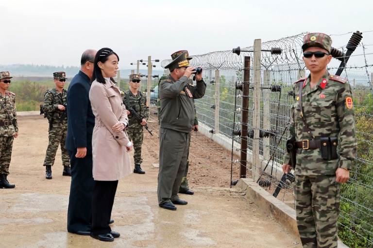 La puissante soeur du dirigeant nord-coréen Kim Jong Un, Kim Yo Jong, inspecte les fortifications le long de la frontière avec la Corée du Sud, le 20 octobre 2026
