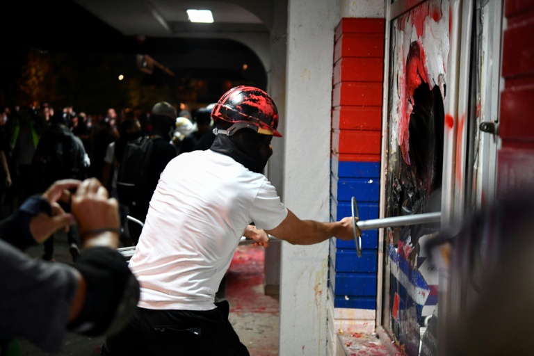 Des locaux du parti au pouvoir SNS vandalisés en marge de manifestations à Novi Sad en Serbie  le 14 août 2025 