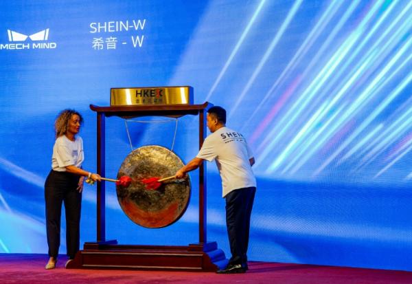 Des employés de Shein sonnent le gong pour marquer l'introduction du groupe à la Bourse de Hong Kong, le 1er septembre 2026