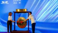 Des employés de Shein sonnent le gong pour marquer l'introduction du groupe à la Bourse de Hong Kong, le 1er septembre 2026