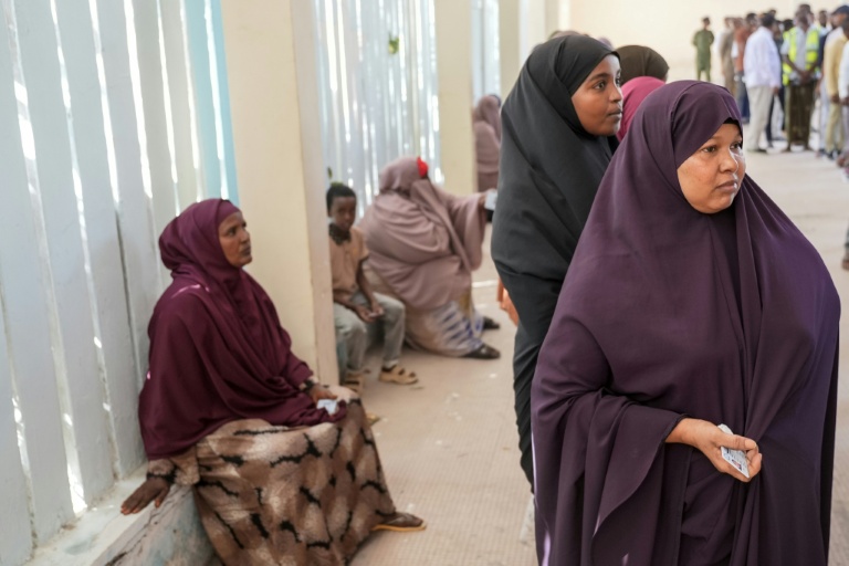 Attente dans un bureau de vote lors des élections locales à Mogadiscio, le 25 décembre 2025 en Somalie