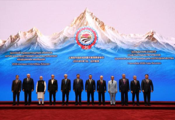 Cette photo de groupe, diffusée par l'agence d'Etat russe Sputnik, montre notamment le président bélarusse Alexandre Loukachenko, le Premier ministre indien Narendra Modi, le président iranien Massoud Pezeshkian, les présidents kazakh Kassym-Jomart Tokaïev, chinois Xi Jinping, kirghiz Sadyr Japarov, russe Vladimir Poutine, le Premier ministre pakistanais Shehbaz Sharif, ainsi que les présidents tadjik Emomali Rakhmon et ouzbek Chavkat Mirzioïev, avant le sommet de l'Organisation de coopération de Shanghai (OCS), à Bichkek, le 1er septembre 2026.