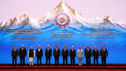 Cette photo de groupe, diffusée par l'agence d'Etat russe Sputnik, montre notamment le président bélarusse Alexandre Loukachenko, le Premier ministre indien Narendra Modi, le président iranien Massoud Pezeshkian, les présidents kazakh Kassym-Jomart Tokaïev, chinois Xi Jinping, kirghiz Sadyr Japarov, russe Vladimir Poutine, le Premier ministre pakistanais Shehbaz Sharif, ainsi que les présidents tadjik Emomali Rakhmon et ouzbek Chavkat Mirzioïev, avant le sommet de l'Organisation de coopération de Shanghai (OCS), à Bichkek, le 1er septembre 2026.
