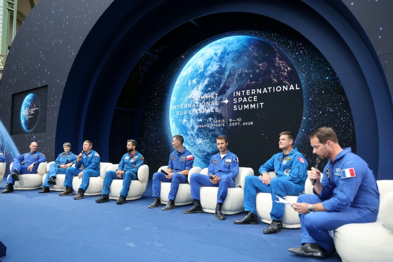 Des astronautes réunis à l'occasion d'une conférence au Sommet international spatial à Paris le 9 septembre 2026