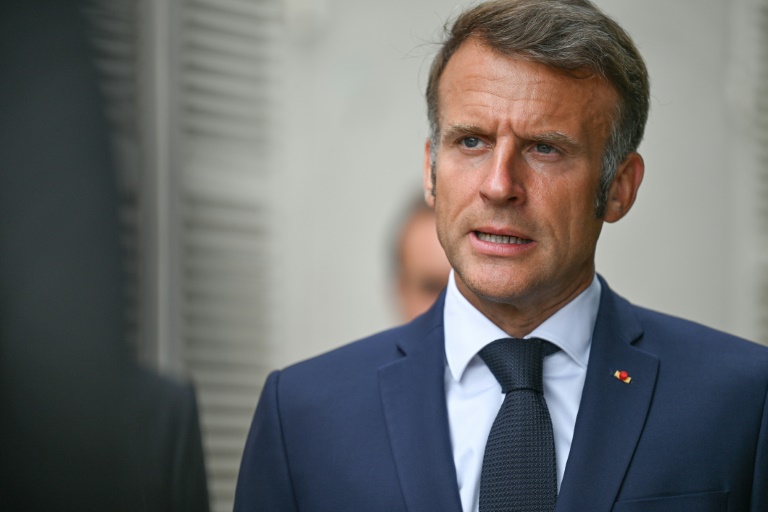 Le président Emmanuel Macron le 13 août 2025 à Bormes-les-Mimosas, dans le Var