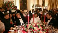 Echange entre le président chinois Xi Jinping (à g.) et le président américain Donald Trump par l’intermédiaire d’interprètes, lors d’un dîner d’État à la Maison-Blanche à Washington, DC, le 24 septembre 2026
