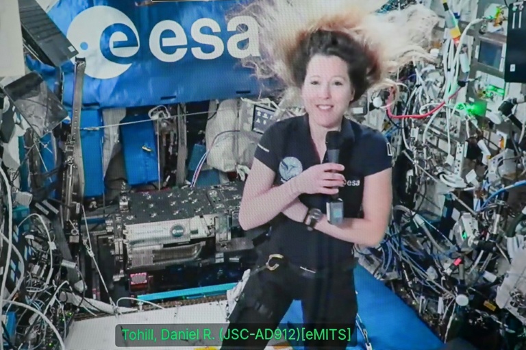 Sophie Adenot sur un écran lors d'un échange avec des journalistes au siège de l'ESA à Paris le 2 septembre 2026