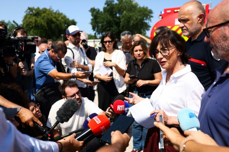 La préfète de Gironde et de Nouvelle-Aquitaine, Sophie Brocas (D), le 23 juillet 2026 lors d'une conférence de presse au Porge (Gironde)