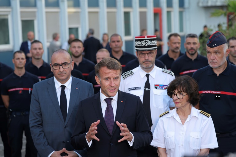 Le président Emmanuel Macron (C) avec le ministre de l'Intérieur Laurent Nuñez (G) et la préfète de la Gironde et de la région Nouvelle-Aquitaine Sophie Brocas (D), le 27 juillet 2026 à Bordeaux