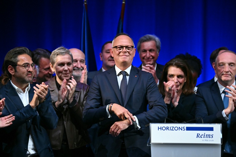 Édouard Philippe (C) devant les cadres d'Horizons réunis au centre des Congrès de Reims, le 10 mai 2026