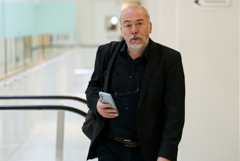 Le journaliste Christophe Nobili arrive au Tribunal Judiciaire de Paris à l'ouverture du procès des anciens dirigeants du journal satirique pour abus de biens sociaux, le 8 octobre 2024