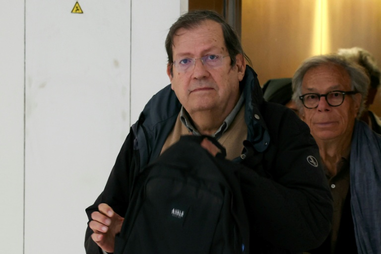 Nicolas Brimo (g) et Michel Gaillard, anciens présidents du Canard Enchaîné, arrivent au Tribunal Judiciaire de Paris à l'ouverture du procès des anciens dirigeants du journal satirique pour abus de biens sociaux, le 8 octobre 2024