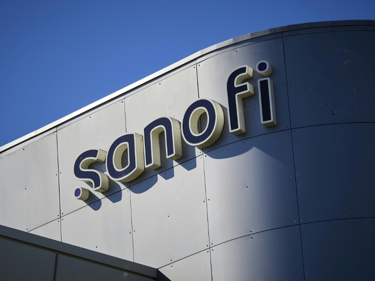 Le logo Sanofi sur les bâtiments de son laboratoire de Tours, le 18 mars 2025.