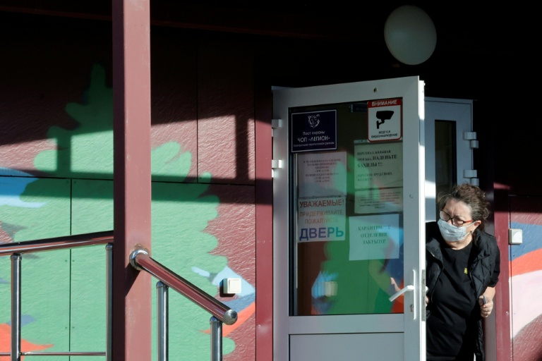 Une employée de la sécurité porte un masque de protection à l'entrée d'un hôpital spécialisé dans les maladies infectieuses à Chelekhov, dans la région d'Irkoutsk, le 7 octobre 2026 en Russie