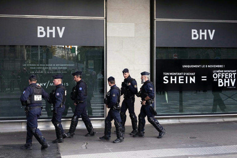 Des policiers patrouillent devant le BHV à Paris, le jour de l'ouverture du premier magasin physique du géant de l'e-commerce asiatique Shein, le 5 novembre 2025