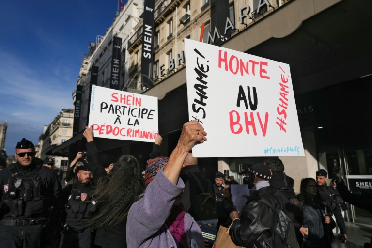Manifestation contre l'ouverture du premier magasin physique du géant de l'e-commerce asiatique Shein au BHV à Paris, le 5 novembre 2025