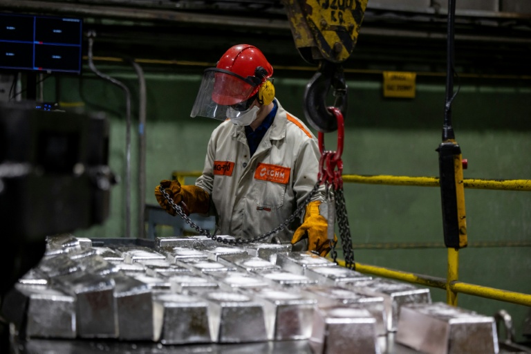 Des lingots d’argent dans la fonderie de Głogow, propriété de KGHM, le 24 mars 2026, en Pologne