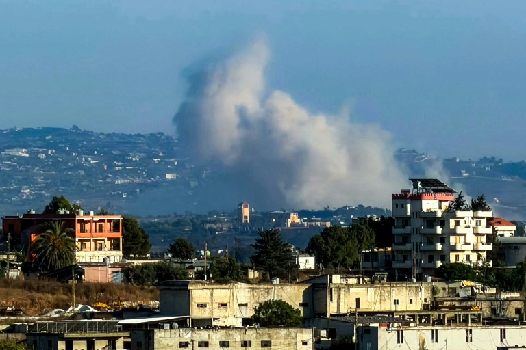 La fumée de frappes israéliennes sur le village de Deir Siryan, vue depuis Nabatiyé, dans le sud du Liban, le 14 juillet 2026