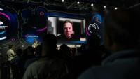 Elon Musk sur un écran lors d'un session de questions-réponses à Tel Aviv le 18 mai 2026