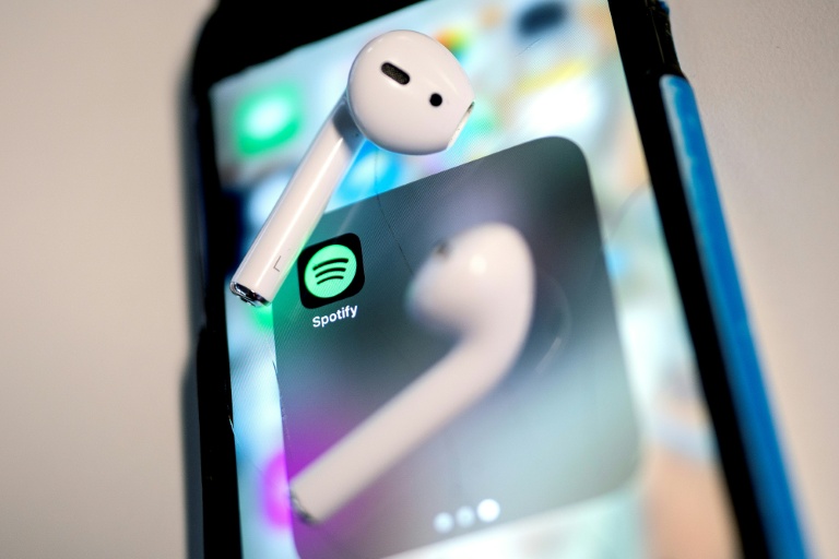 Le géant de la musique en ligne Spotify est accusé dans une nouvelle plainte de fermer les yeux sur des réseaux de bots qui génèrent des écoutes artificielles