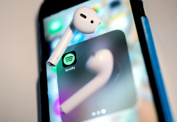 Le géant de la musique en ligne Spotify est accusé dans une nouvelle plainte de fermer les yeux sur des réseaux de bots qui génèrent des écoutes artificielles