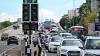 Des automobilistes passent à côté de feux de signalisation éteints, après une panne d’électricité nationale, le 17 octobre 2026 à Colombo, au Sri Lanka