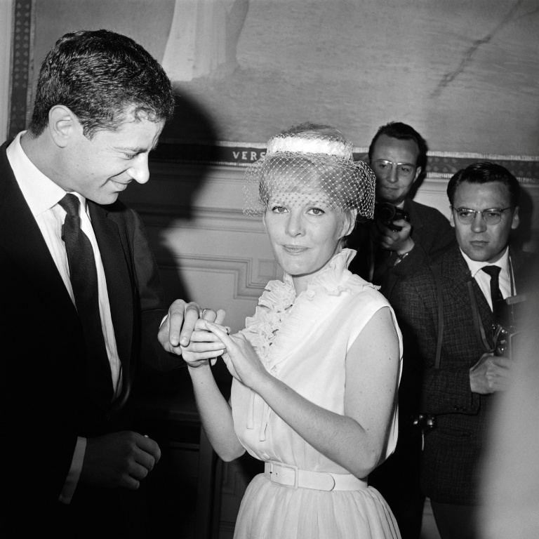 La chanteuse, actrice et compositrice britannique Petula Clark (d) et son mari Claude Wolff, lors de leur mariage, le 6 juin 1961 à Bourg-la-Reine, dans les Hauts-de-Seine