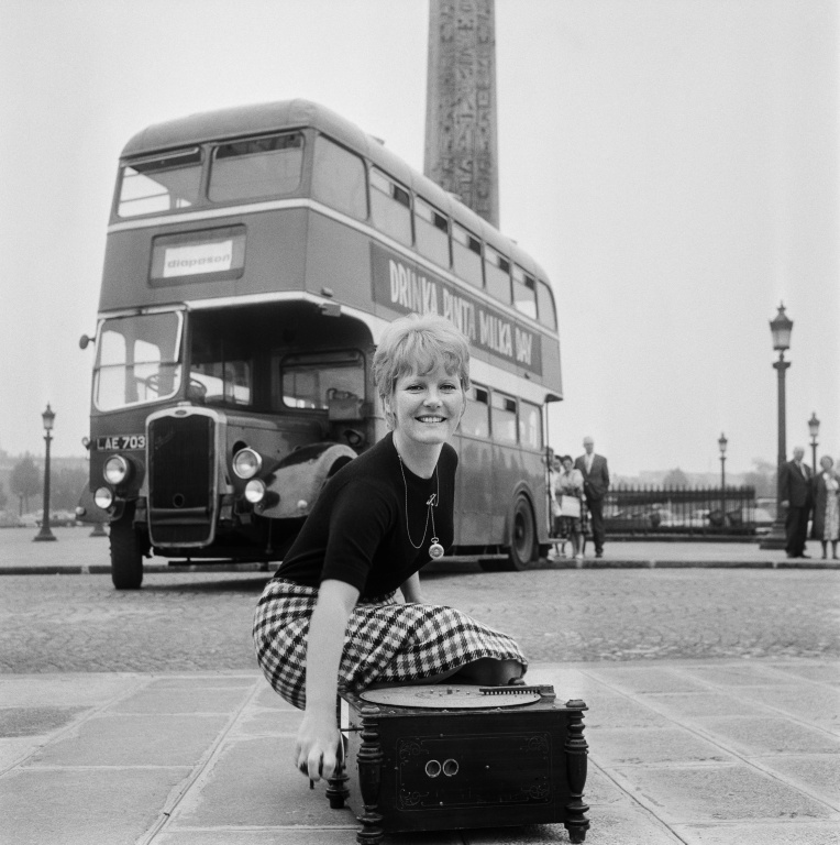La chanteuse britannique Petula Clark place de la Concorde, à Paris, le 11 juin 1963