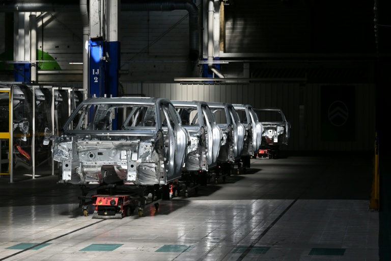 Des châssis de la nouvelle Citroën C5 Aircross sur une chaîne de montage de l'usine automobile Stellantis à Chartres-de-Bretagne, près de Rennes, le 3 juillet 2025
