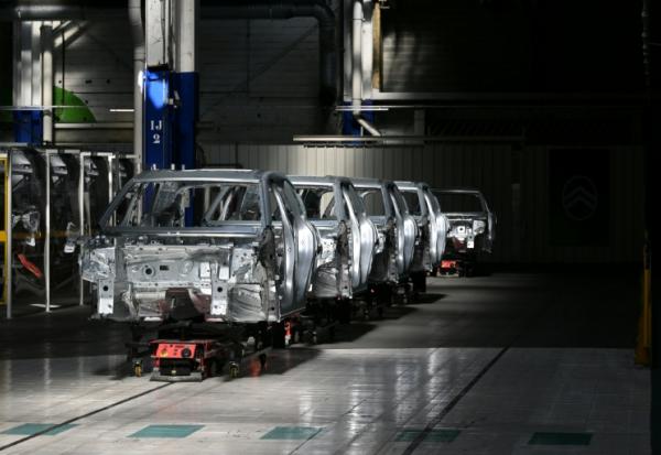 Des châssis de la nouvelle Citroën C5 Aircross sur une chaîne de montage de l'usine automobile Stellantis à Chartres-de-Bretagne, près de Rennes, le 3 juillet 2025
