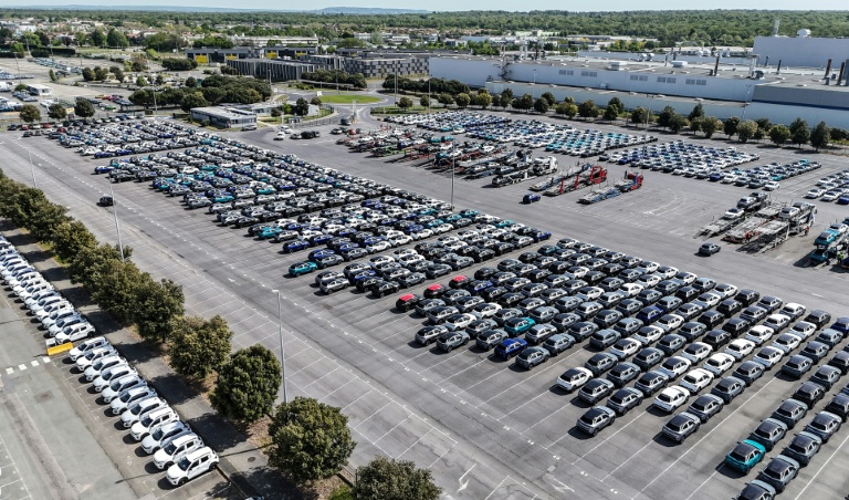 Vue aérienne des voitures garées sur le site de l'usine automobile Stellantis à Poissy, à l'ouest de Paris, le 22 avril 2026