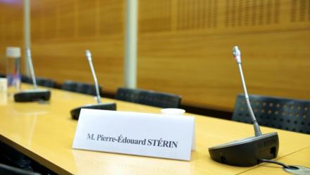 La chaise vide de Pierre-Edouard Stérin lors d'une commission d'enquête de l'Assemblée nationale sur l'organisation des élections en France, le 14 mai 2025, à Paris