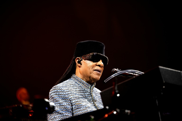 Le chanteur, auteur-compositeur et musicien américain Stevie Wonder se produit sur scène à l’Accor Arena, à Paris, le 15 octobre 2026