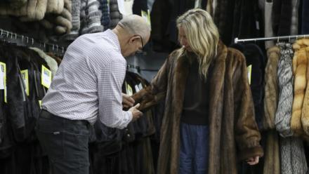 Le propriétaire du magasin de fourrures Madison Avenue Furs à New York, Larry Cowit, avec une cliente, le 10 mars 2026