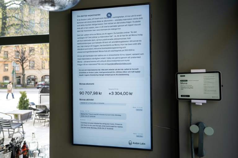 Un grand écran affiche 