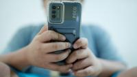 Les enfants ne devraient pas avoir leur propre smartphone avant l'âge de 13 ans, a indiqué jeudi à l'adresse des parents l'agence de santé publique de Suède