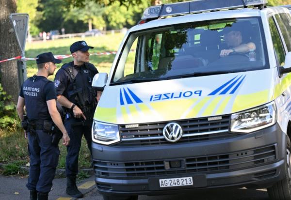 Des policiers sécurisent la zone où une fusillade a eu lieu, à Aarau, dans le nord de la Suisse, le 30 août 2026