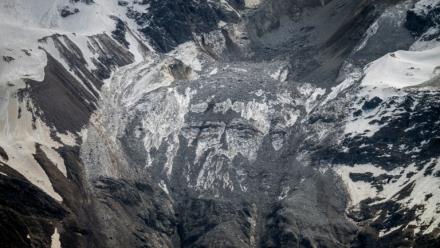 Vue aérienne de ce qui reste du glacier du Birch qui s'est effondré la veille et a détruit le village de Blatten dans les Alpes suisses, le 29 mai 2025