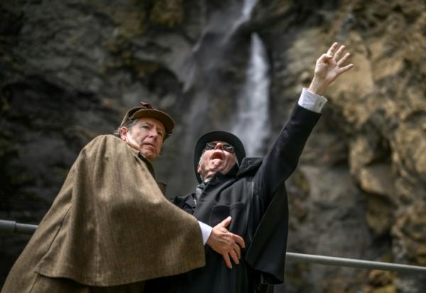 Peter Horrocks (d), vêtu en professeur Moriarty, et Philip Porter, incarnant Sherlock Holmes, aux chutes de Reichenbach, en Suisse, le 3 mai 2026