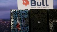 Logo de Bull au-dessus des armoires de supercalculateurs sur le site de la société informatique aux Clayes-sous-Bois, le 3 avril 2026 dans les Yvelines