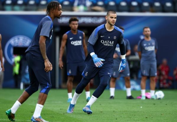 L'attaquant Bradley Barcola et le gardien Lucas Chevalier, recrue du PSG, à l'entraînement le 12 août 2025 à Udine