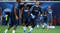 L'attaquant Bradley Barcola et le gardien Lucas Chevalier, recrue du PSG, à l'entraînement le 12 août 2025 à Udine