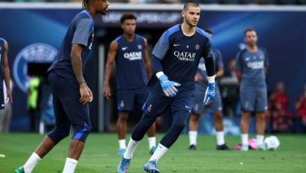 L'attaquant Bradley Barcola et le gardien Lucas Chevalier, recrue du PSG, à l'entraînement le 12 août 2025 à Udine