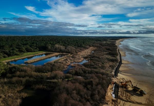 Vue aérienne de la lagune de Trillou, sur l'île d'Oléron, où des travaux sont en cours pour protéger les bassins d'infiltration face à l'érosion côtière, le 28 janvier 2026 à Le-Grand-Village-Plage, en Charente-Maritime