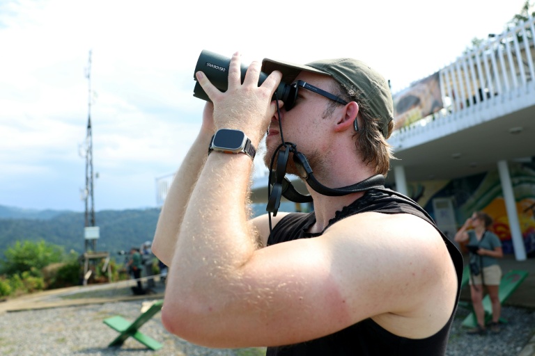 L’ornithologue néerlandais Bart Hoekstra, coprésident de l'organisation Batumi Raptor Count (BRC), observent des rapaces qui migrent par le 