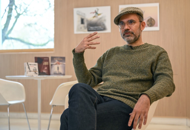 Le dessinateur iranien exilé Mana Neyestani lors d'un entretien avec l'AFP à Paris le 2 avril 2026