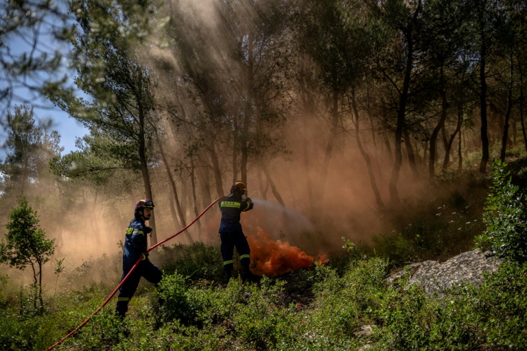 Des pompiers volontaires participent à un exercice de simulation d'incendie, à Rodopoli, dans la banlieue d'Athènes, le 18 mai 2025 en Grèce