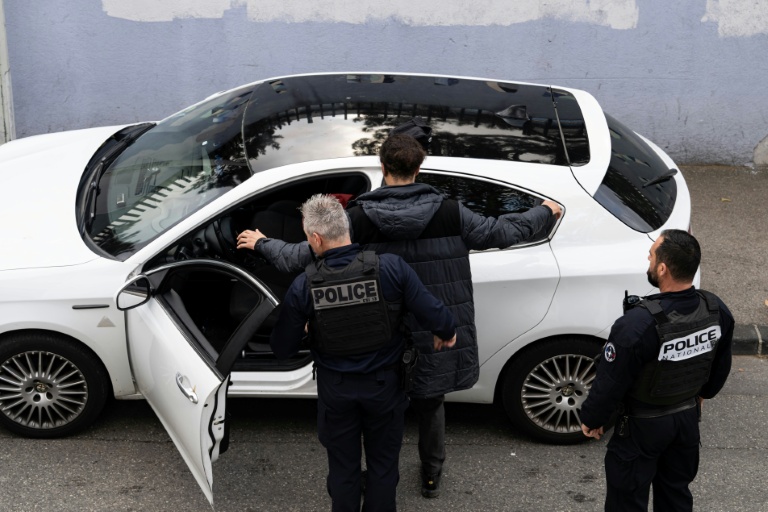 Un policier procède à la fouille d'un homme lors d'une opération antidrogue dans la cité Font-Vert, dans les quartiers nord de Marseille, le 9 décembre 2025 