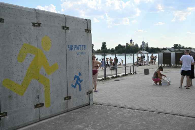 Un abri près de la plage du lac Sloviansk, dans la région de Donetsk, le 6 août 2025
