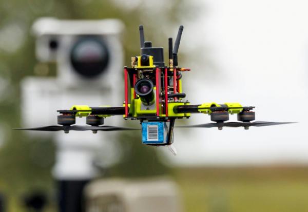 Un drone "chasseur" devant une unité de capteurs mobiles pour la détection de drones au Centre national de test pour les systèmes aériens sans pilote du Centre aérospatial allemand (DLR), lors d'une présentation du programme "Custodian" à Cochstedt, en Allemagne, le 8 octobre 2025